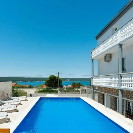 Apartment Pool Leonardo